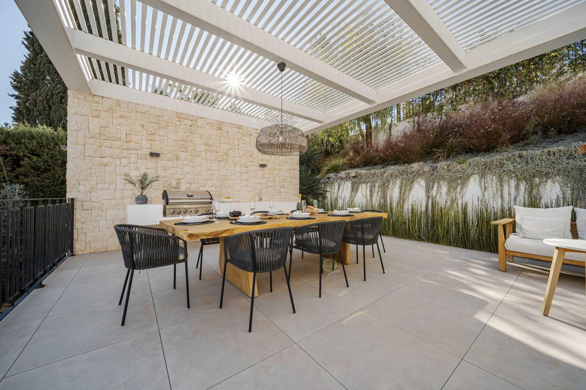 Kumaro 4 Bedroom Outdoor Pool Parking Villa Marbella