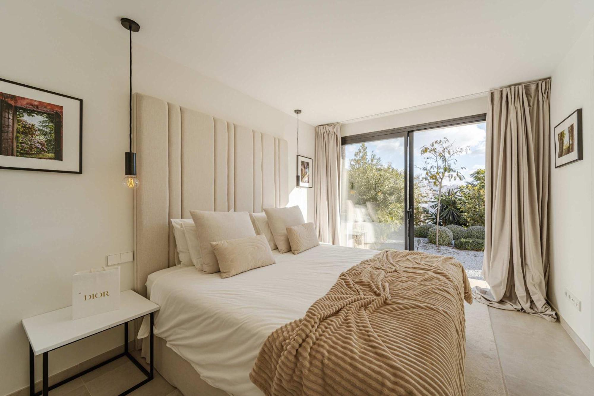 Kumaro 4 Bedroom Outdoor Pool Parking Villa