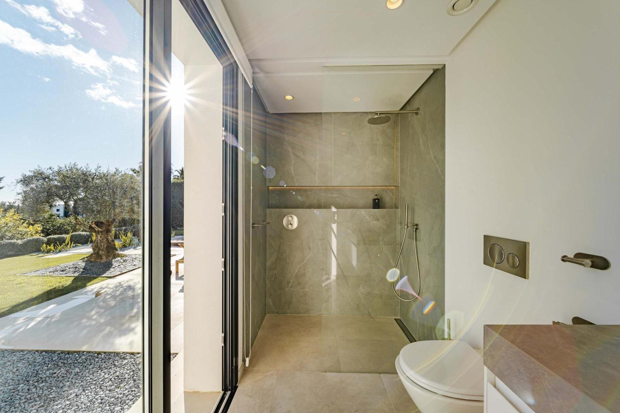 Kumaro 4 Bedroom Outdoor Pool Parking Villa *