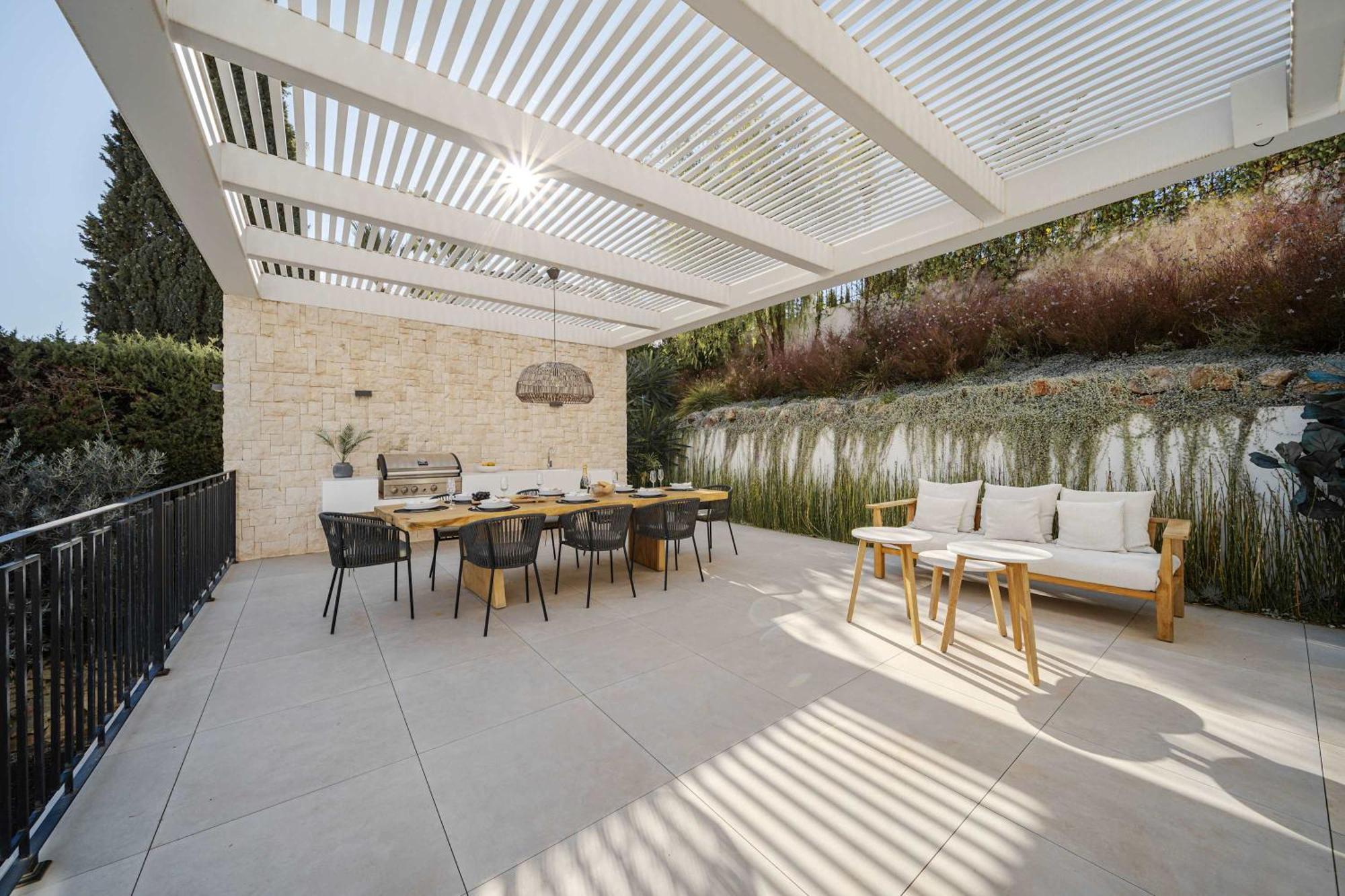 Kumaro 4 Bedroom Outdoor Pool Parking Villa *