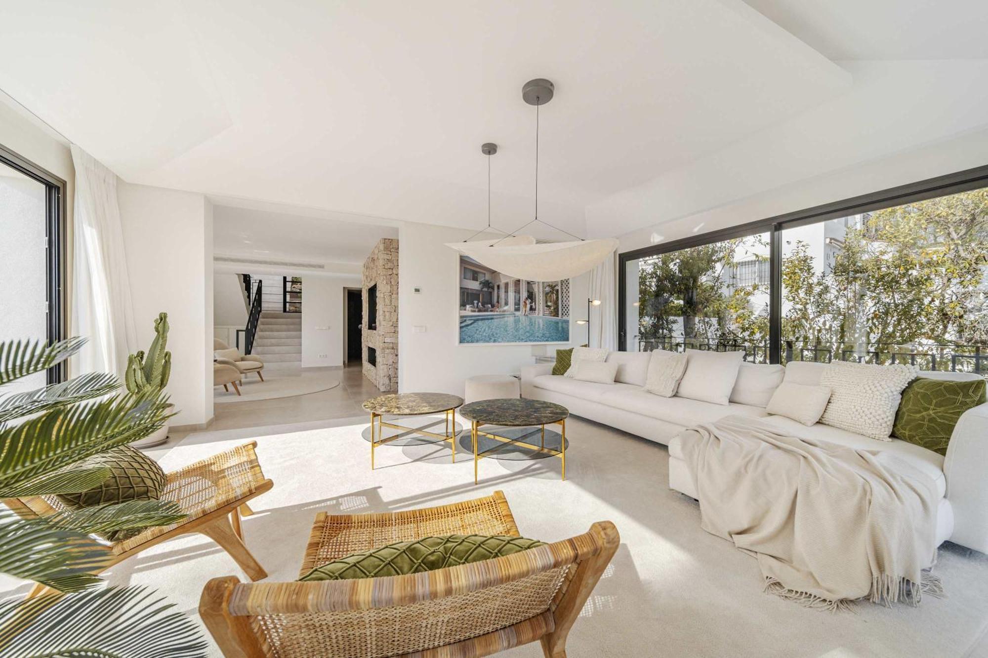 Kumaro 4 Bedroom Outdoor Pool Parking Villa