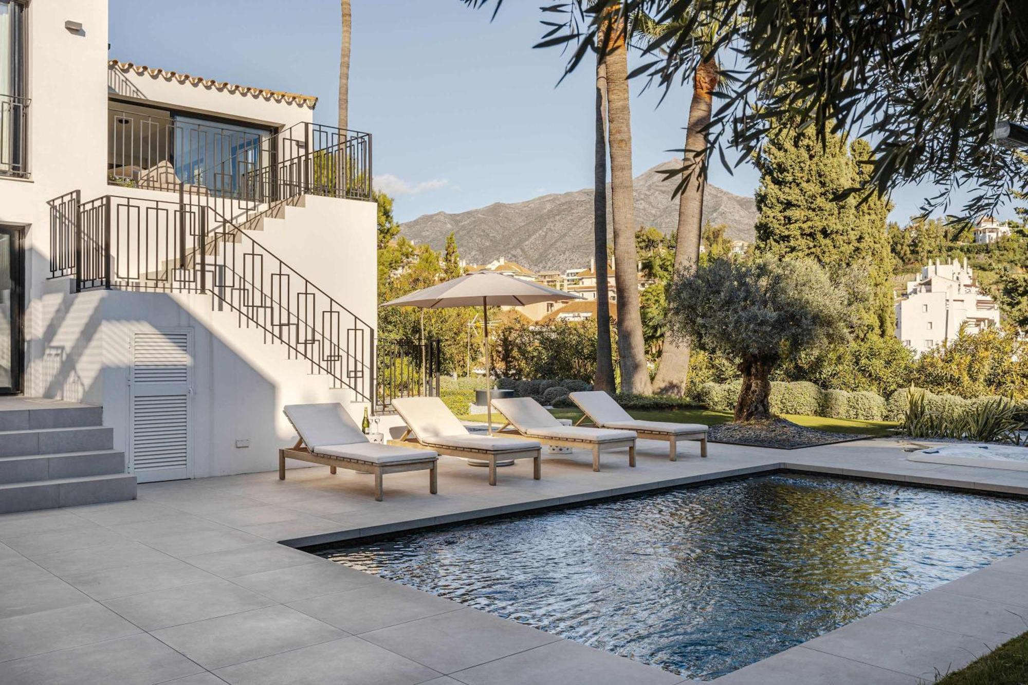 Kumaro 4 Bedroom Outdoor Pool Parking *