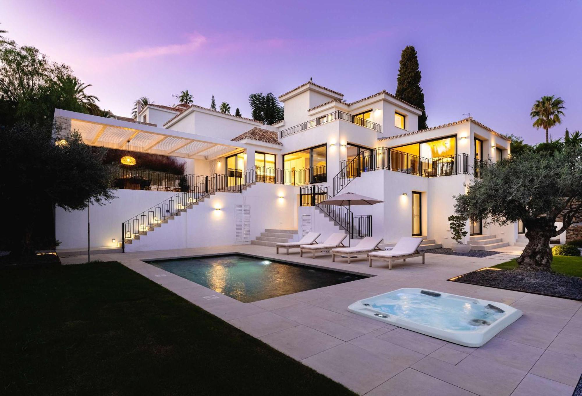 Kumaro 4 Bedroom Outdoor Pool Parking Villa Marbella